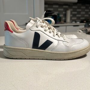 Veja V-10 leather trainers, barely used. Women’s size 10 (41)